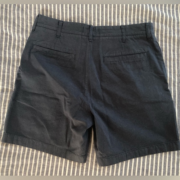 Madewell cotton-hemp blend pleated shorts in navy - Picture 3 of 6